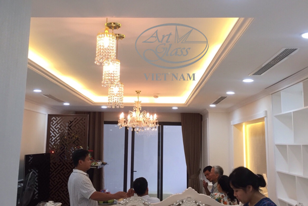 Lắp đặt đèn pha lê cho phòng khách màu trắng sang trọng